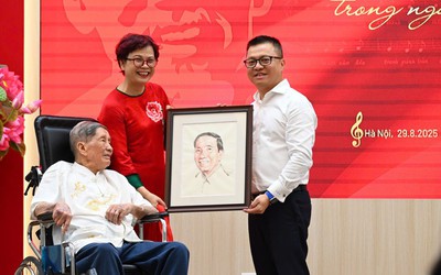 Nhạc sĩ Phạm Tuyên trao tặng ca khúc “Như có Bác trong ngày đại thắng” cho Báo Nhân Dân