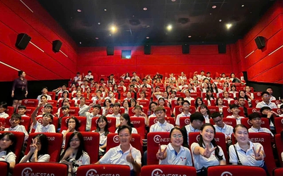 Một trường cấp 3 ở Huế cho học sinh đi xem miễn phí phim “Mưa đỏ”