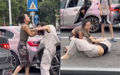 Hai nữ tài xế túm tóc, lao vào đánh nhau dữ dội ngay giữa phố