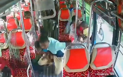 Xe buýt phanh gấp khiến bé 1 tuổi rơi xuống đường