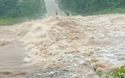 Quảng Trị mưa lớn gây chia cắt một số nơi, sơ tán người dân đến nơi an toàn