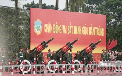 Hàng nghìn ánh mắt dõi theo pháo lễ vang rền tại tổng duyệt A80