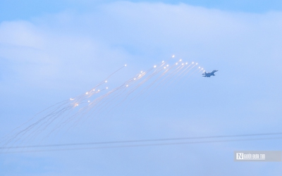Dàn tiêm kích SU-30MK2 thả bẫy nhiệt trên bầu trời Hà Nội