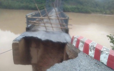 Mưa lớn gây sạt lở cầu qua sông Lam, gần 300 hộ dân bị ảnh hưởng
