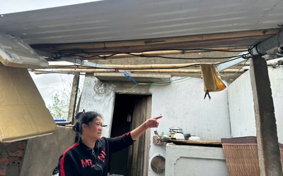 Hứng chịu 2 cơn bão liên tiếp, người phụ nữ òa khóc khi mái nhà tan hoang