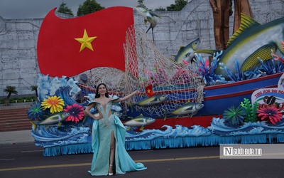 Hoa hậu đại sứ du lịch Việt Nam Đinh Thị Hoa rạng rỡ trong lễ hội đường phố tại Gia Lai