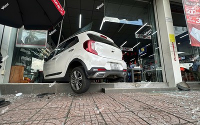 "Xe điên" lao như tên bắn vào cửa hàng điện thoại