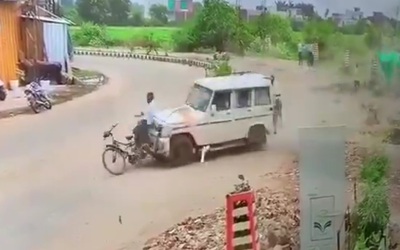 Ô tô mất lái, đâm trúng hàng loạt phương tiện trên phố