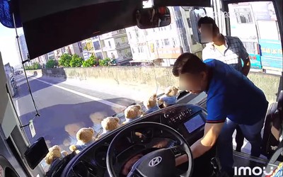 Tài xế ô tô con lao lên xe khách rút chìa khóa rồi bỏ đi, mặc kệ 40 hành khách giữa trời nắng nóng