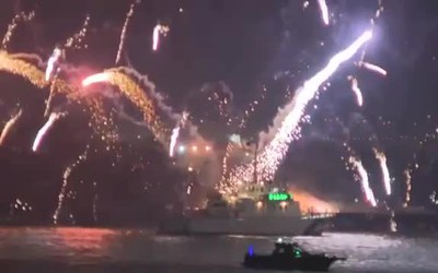 Pháo hoa mất kiểm soát gây cháy xà lan, công nhân nhảy xuống biển thoát thân