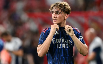 Thần đồng của Arsenal bất ngờ nhận được lời cảnh báo