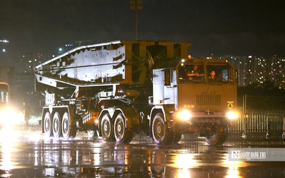 Xe pháo quân sự đội mưa huấn luyện trong đêm cho nhiệm vụ A80