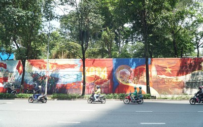 Điều đặc biệt về con đường bích họa dài 300m tái hiện lễ diễu binh dịp đại lễ 30/4