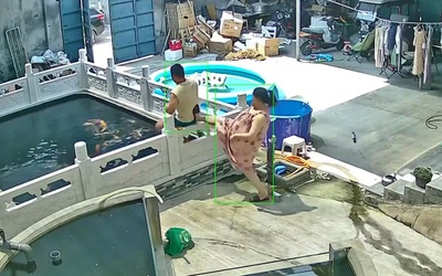 Vợ "tung cước" đá chồng ngã xuống hồ cá Koi và lý do bất ngờ