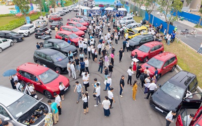 VinFast bàn giao lô xe Limo Green đầu tiên cho khách hàng