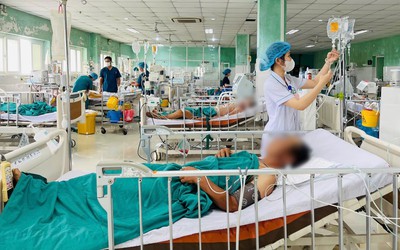 Hai cha con nhập viện sau khi ăn mắm cá chua tự làm