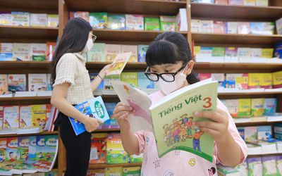 Bản tin 8/8: Năm học 2025-2026, các trường tiếp tục sử dụng sách giáo khoa đã lựa chọn
