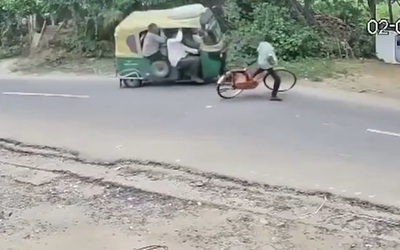 Quay đầu xe đột ngột, người đàn ông đi xe đạp gây tai nạn kinh hoàng