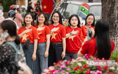 Du khách háo hức đổ về Hà Nội mùa lễ lớn