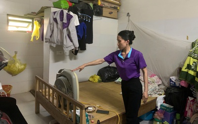 Nắng nóng gay gắt bao trùm, công nhân “oằn mình” trong những căn phòng trọ chật hẹp