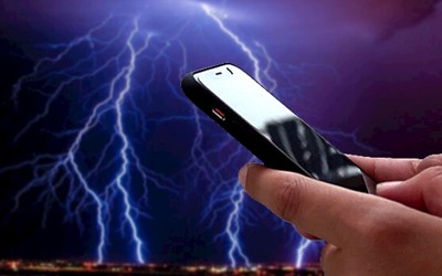 Vừa sạc vừa dùng điện thoại khi trời sấm sét, thanh niên 16 tuổi tử vong