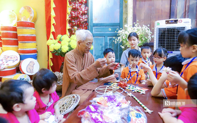 Đồ chơi Trung thu xưa qua bàn tay trẻ nhỏ