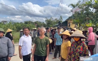 Hàng trăm phụ huynh cho con nghỉ học để phản đối sáp nhập trường
