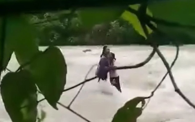 Băng qua dòng sông để về nhà, hai học sinh bị lũ cuốn trôi