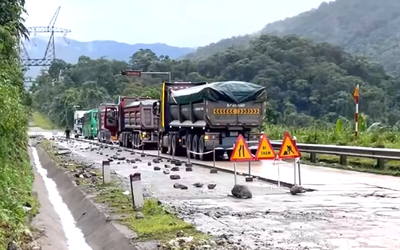 Kinh phí duy tu hạn hẹp, lưu lượng xe gia tăng khiến mặt đường đèo Lò Xo hư hỏng nhanh chóng?