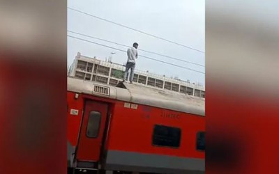 Đứng trên nóc tàu hỏa, người đàn ông bị điện giật tử vong