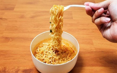 Cứ ăn mì gói theo kiểu này, người đàn ông 40 tuổi suýt mất mạng
