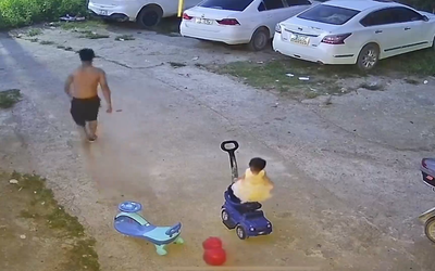 Khoảnh khắc người cha phi thân cứu con gái khỏi nguy hiểm