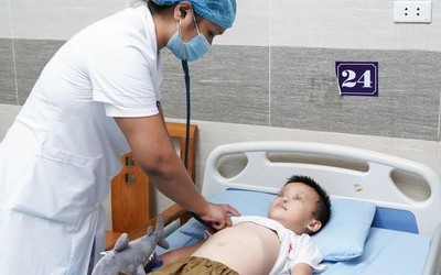 Bé trai nôn ra dịch nâu đen, đi khám, gia đình choáng váng khi biết lý do