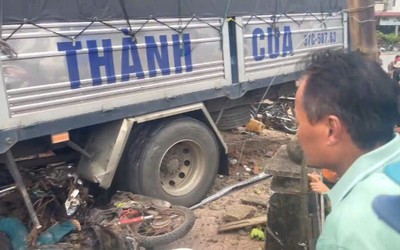Xe tải tông vào chợ chuối, 12 người thương vong: Lời khai của tài xế