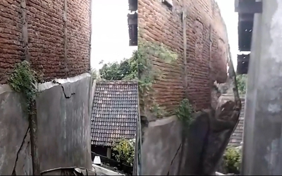 Ngôi nhà bất ngờ đổ sập, 2 đứa trẻ đang học bài sợ hãi bỏ chạy