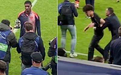 CĐV lao vào sân khi Rashford nhận giải Cầu thủ xuất sắc nhất trận