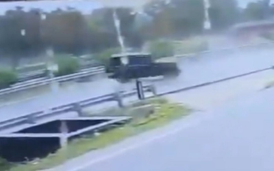 Ô tô đâm vào dải phân cách, xoay nhiều vòng trên cao tốc