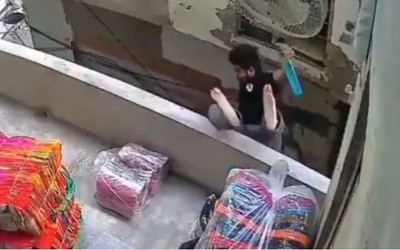 Đang uống nước, nam thanh niên 25 tuổi bất ngờ ngã từ ban công tầng 2 xuống đất
