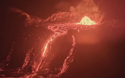 Núi lửa Kilauea lại phun trào, dung nham cuồn cuộn đổ ra từ miệng núi