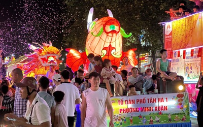 Du khách ùn ùn kéo về Tuyên Quang vui Trung thu sớm