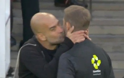 Phản ứng của CĐV khi HLV Pep Guardiola bất ngờ hôn trọng tài