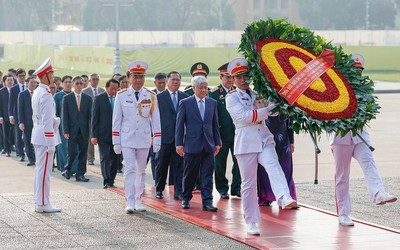 Đoàn đại biểu Đại hội Đảng bộ Mặt trận Tổ quốc, các đoàn thể Trung ương vào Lăng viếng Bác