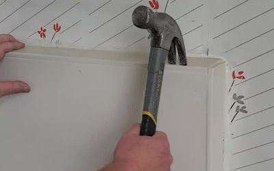 Cặp vợ chồng kinh ngạc khi phát hiện "báu vật bí ẩn" trong tường nhà
