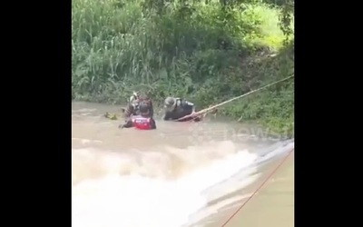 Vợ bị nước lũ cuốn trôi, người chồng có hành động khó tin