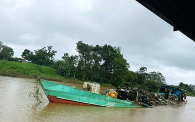 Bắt quả tang 2 tàu sắt hút cát lậu trên sông Đồng Nai