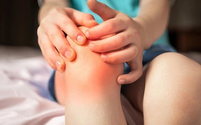 "Thủ phạm" khiến bé gái bỗng dưng đau khớp gối