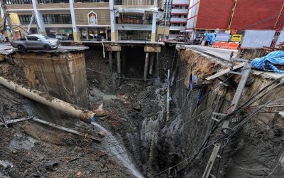 Khoảnh khắc mặt đường nứt toác thành "hố tử thần" khổng lồ nuốt chửng xe cộ