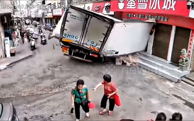 Hỏng phanh, xe tải chở tôm đâm vào cửa hàng trà sữa