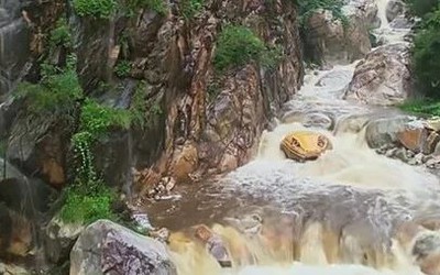 "Đầu trăn khổng lồ" xuất hiện giữa suối, khách du lịch hoảng loạn, sợ hãi
