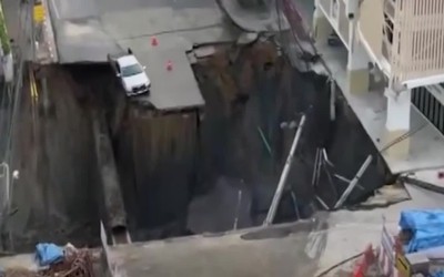 "Hố tử thần" khổng lồ nuốt chửng xe cộ và cột điện tại trung tâm Bangkok